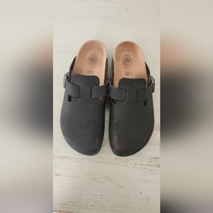 Vegan Narrow Birkenstock Boston Clogs.